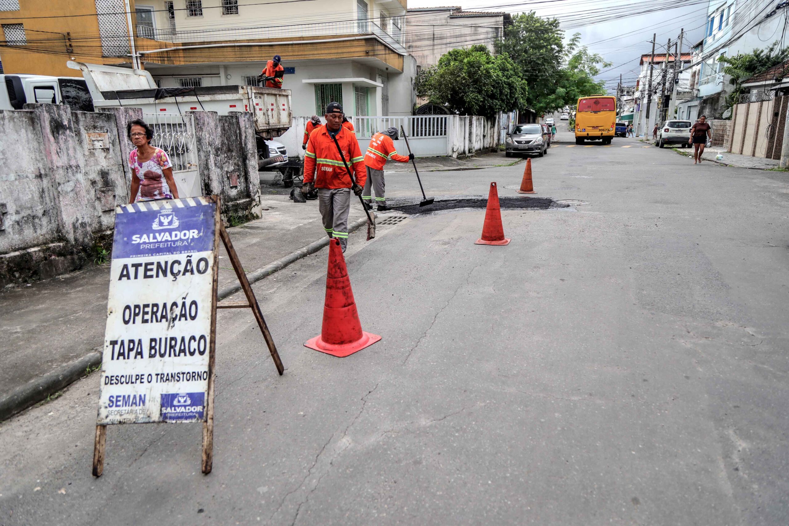 Operação Tapa-Buracos aplica 50 mil toneladas de asfalto no primeiro semestre de 2024