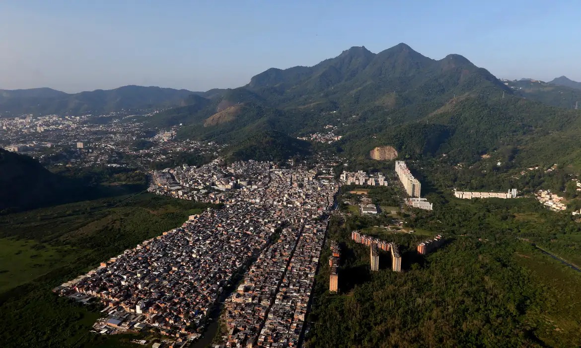 Forças de segurança iniciam ação contra milicianos na zona oeste do RJ