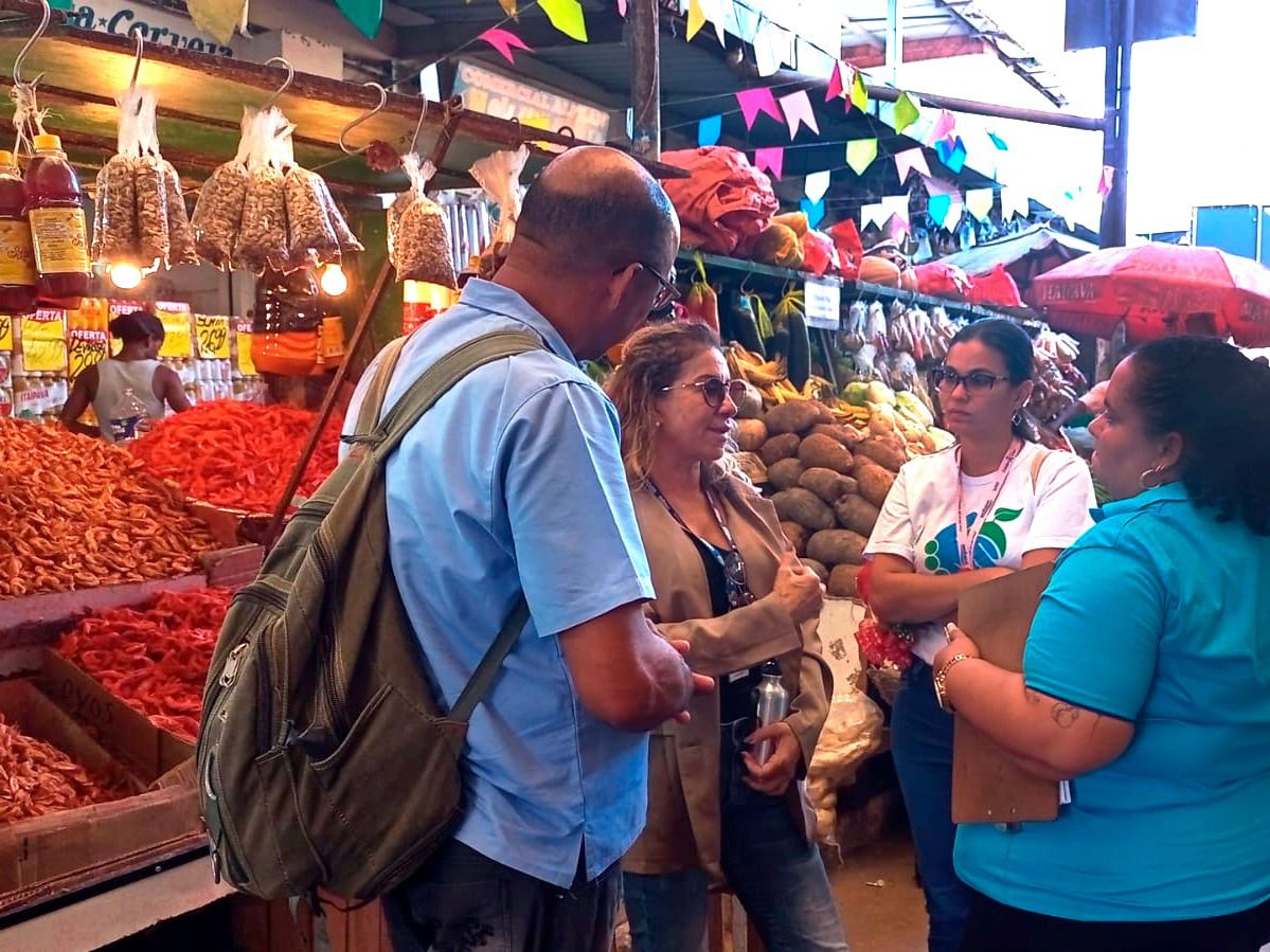 Embasa leva atendimento itinerante à Feira de São Joaquim