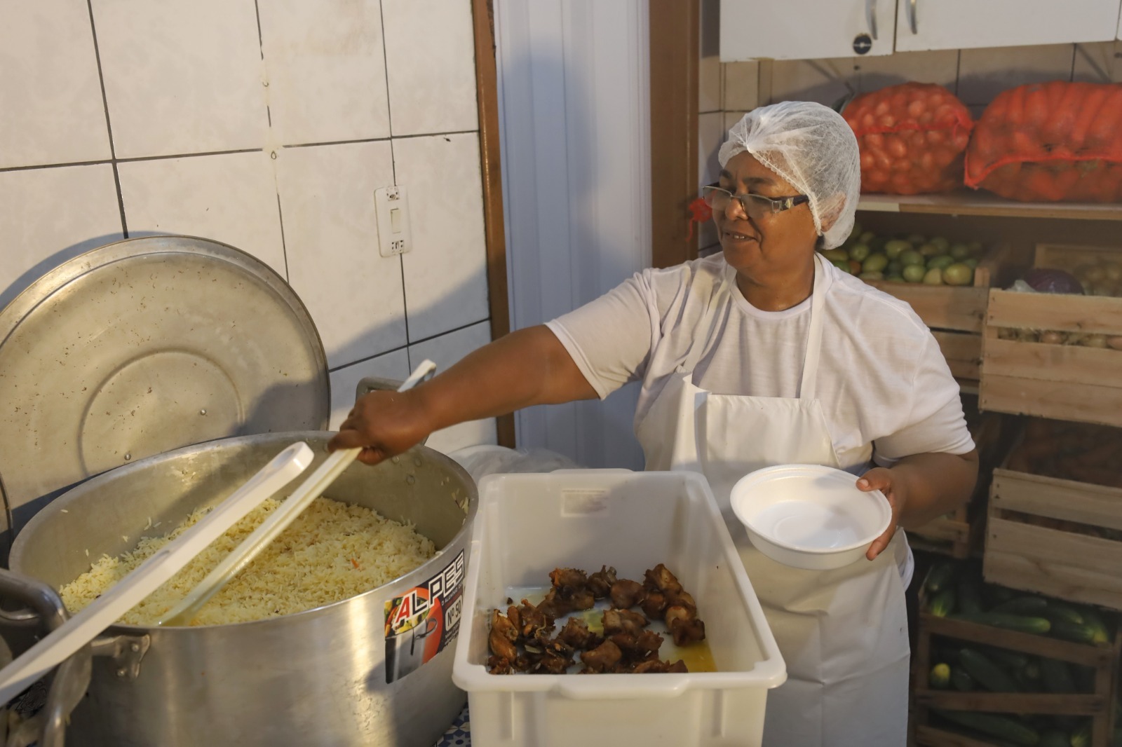 Bahia Sem Fome: Cozinhas comunitárias começam entrega de refeições em 14 municípios