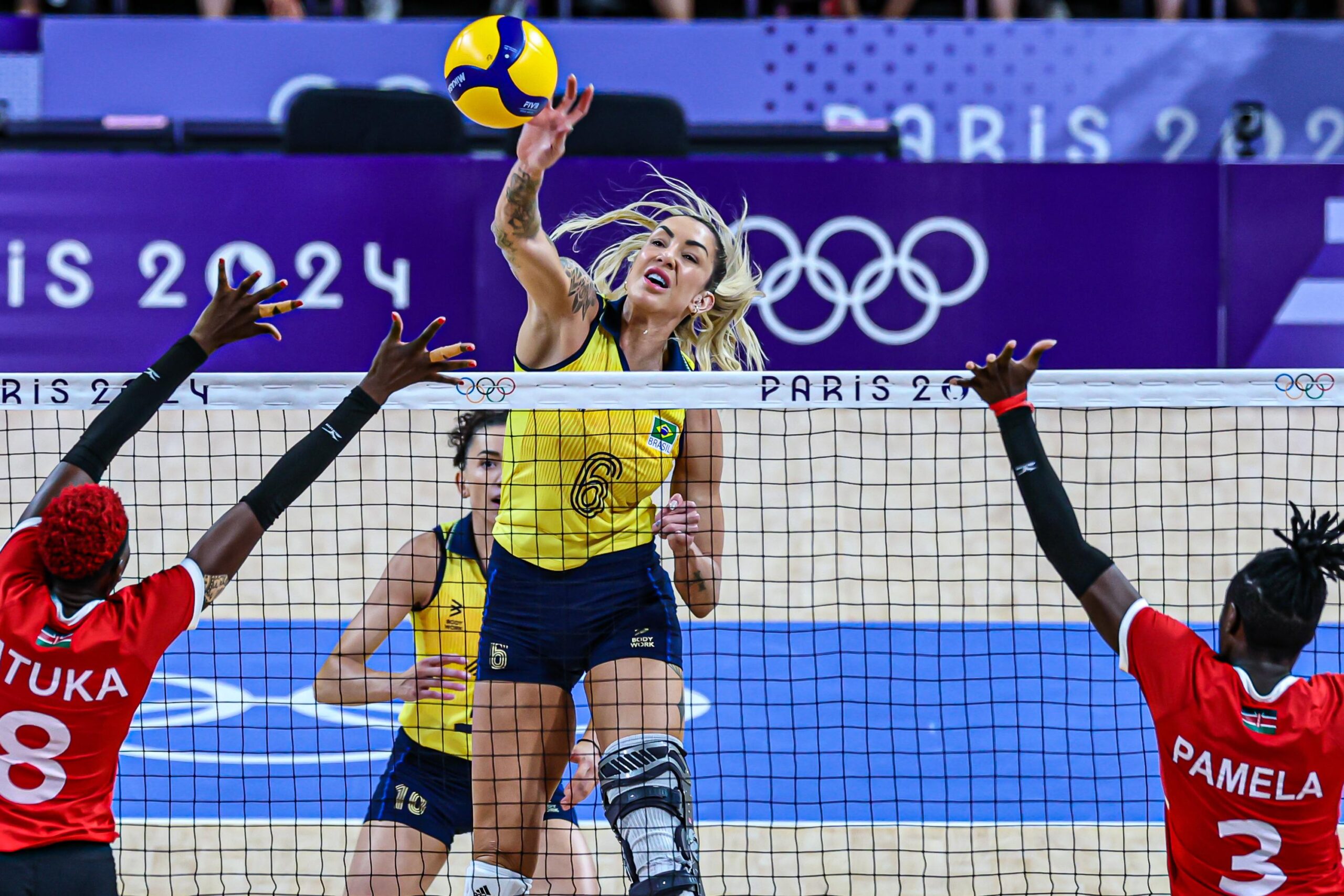 Vôlei feminino estreia com vitória tranquila em Paris