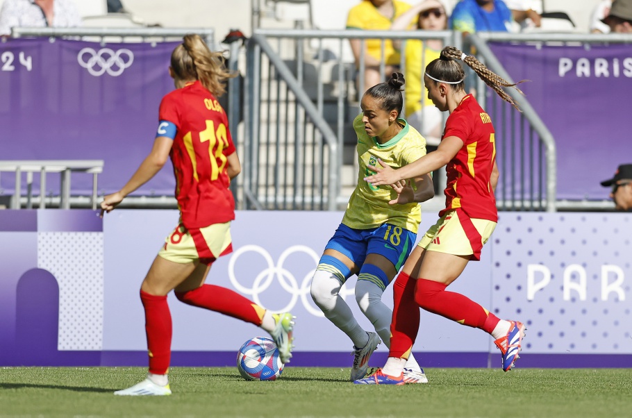 Futebol feminino perde para a Espanha, mas avança para as oitavas