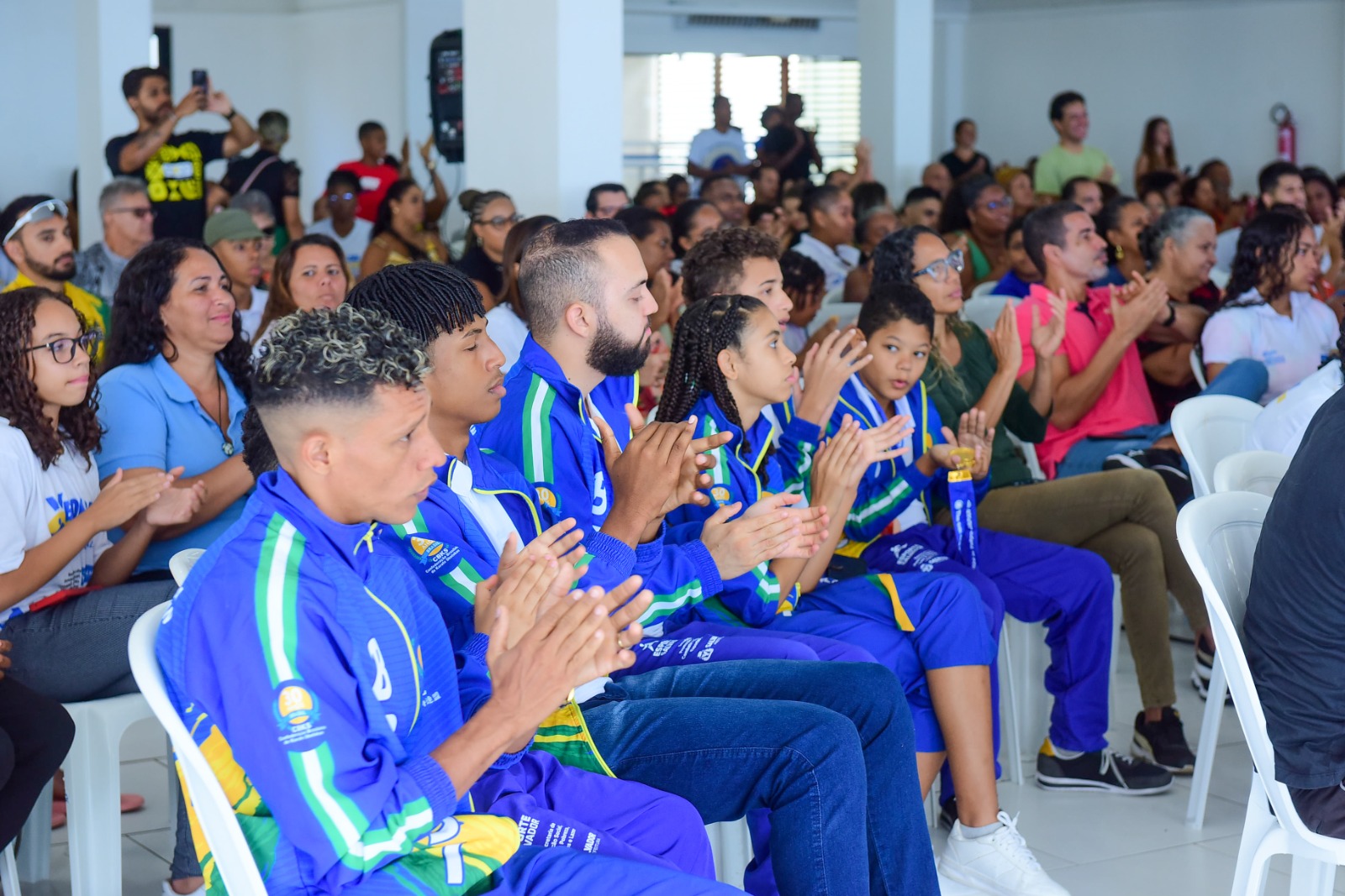 Salvador faz balanço da política municipal do esporte e entrega 300 carteiras do Atleta