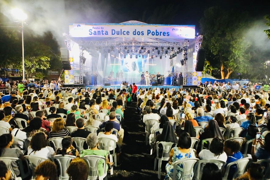 Sete mil pessoas se reúnem na Praça Irmã Dulce durante show do Padre Fábio de Melo