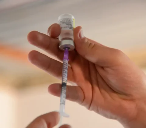 Imagem do post Covid-19: OMS cita aumento de casos e queda alarmante na vacinação