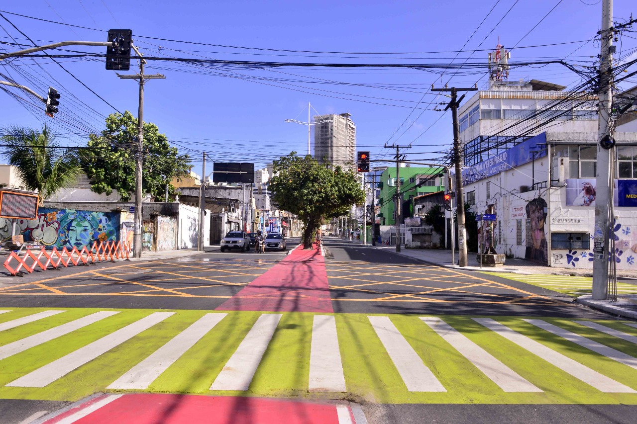 Rua Conselheiro Pedro Luiz, no Rio Vermelho, é entregue requalificada