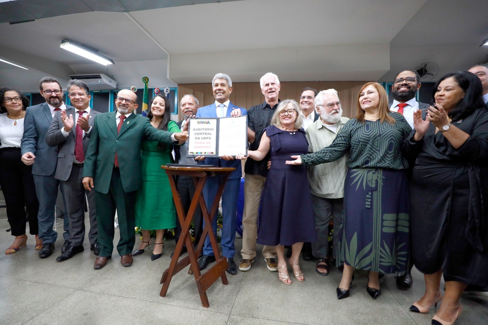 Governador Jerônimo Rodrigues participa da posse da nova vice-reitora da Uefs e entrega Pavilhão de Aulas 1