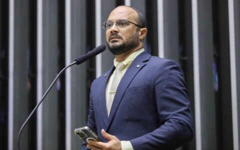 Imagem do post Alden defende projeto para punir resistência à abordagem policial após viatura ser atingida por tiros em Salvador