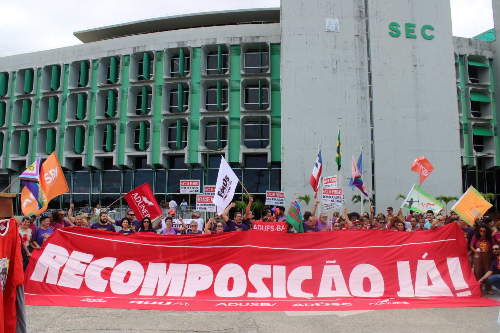 Universidades estaduais da Bahia farão paralisação acadêmica, por 24h, nesta segunda-feira (19)