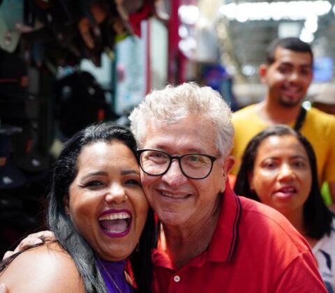 Imagem do post Em visita à Feira de Camaçari, Caetano é recepcionado calorosamente por feirantes