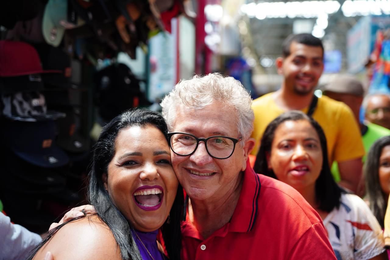 Em visita à Feira de Camaçari, Caetano é recepcionado calorosamente por feirantes