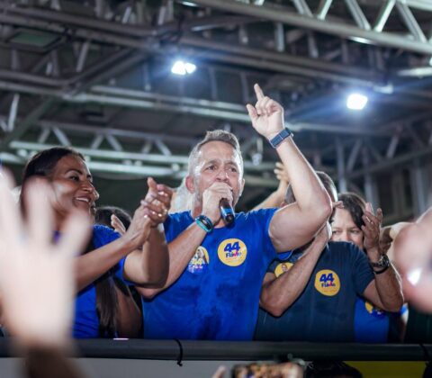Imagem do post Em comício no Phoc, Flávio reforça que votar em seu adversário é retroceder