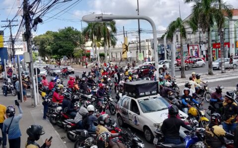 Imagem do post Mototaxistas e entregadores por aplicativo protestam contra prefeitura em Feira de Santana