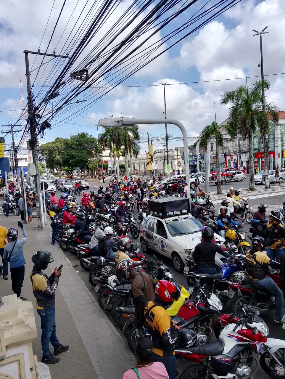 Mototaxistas e entregadores por aplicativo protestam contra prefeitura em Feira de Santana