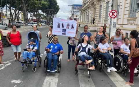 Imagem do post Sem acessibilidade, cadeirantes protestam contra prefeitura em Feira de Santana