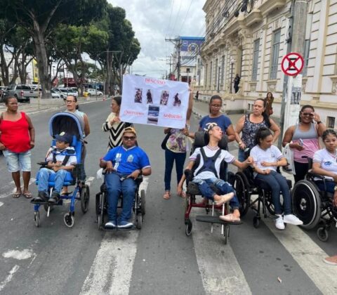 Imagem do post Sem acessibilidade, cadeirantes protestam contra prefeitura em Feira de Santana