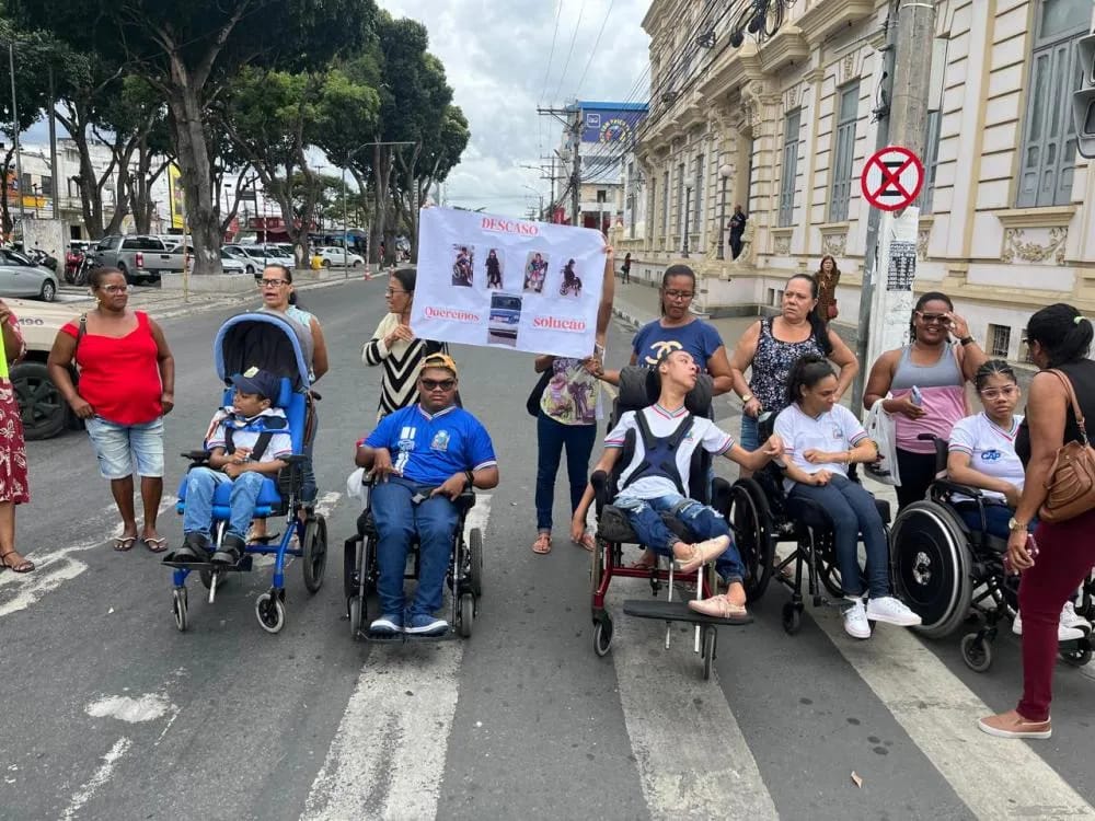 Sem acessibilidade, cadeirantes protestam contra prefeitura em Feira de Santana