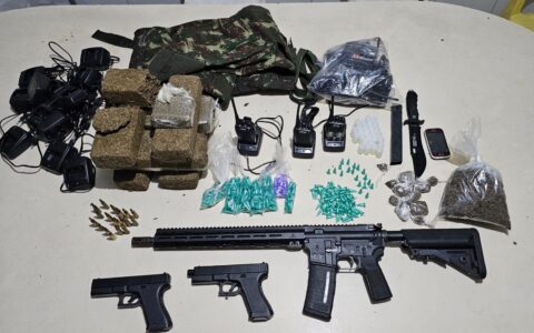 Imagem do post PM-BA apreende fuzil, carregador, munições e drogas no IAPI