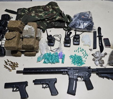 Imagem do post PM-BA apreende fuzil, carregador, munições e drogas no IAPI