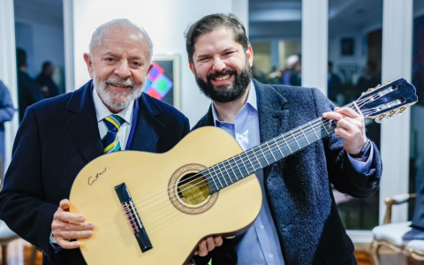 Imagem do post Lula presenteia presidente do Chile com violão autografado por Caetano Veloso