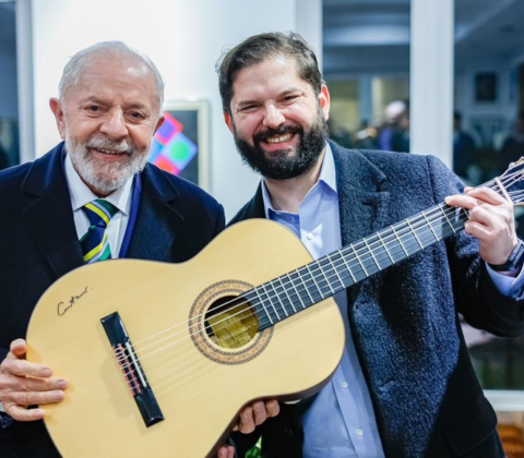 Imagem do post Lula presenteia presidente do Chile com violão autografado por Caetano Veloso