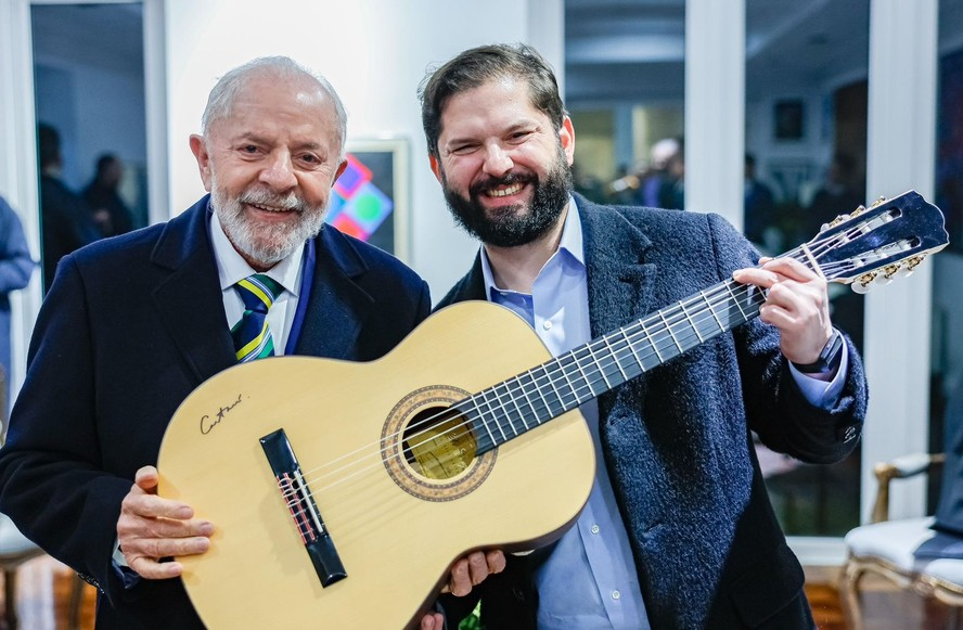 Lula presenteia presidente do Chile com violão autografado por Caetano Veloso