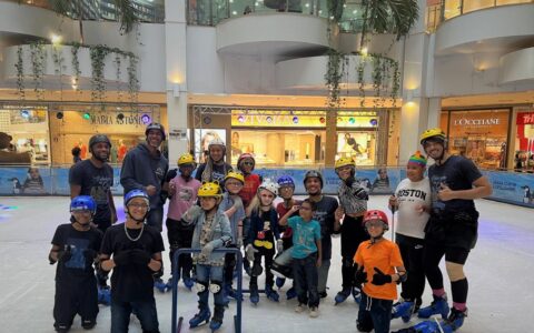 Imagem do post Shopping Barra: pista de patinação no gelo recebe crianças com deficiência visual