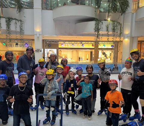 Imagem do post Shopping Barra: pista de patinação no gelo recebe crianças com deficiência visual