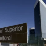 TSE manda retirar vídeo de Flávio Bolsonaro que associa Lula ao PCC e CV