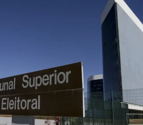 Imagem do post TSE manda retirar vídeo de Flávio Bolsonaro que associa Lula ao PCC e CV