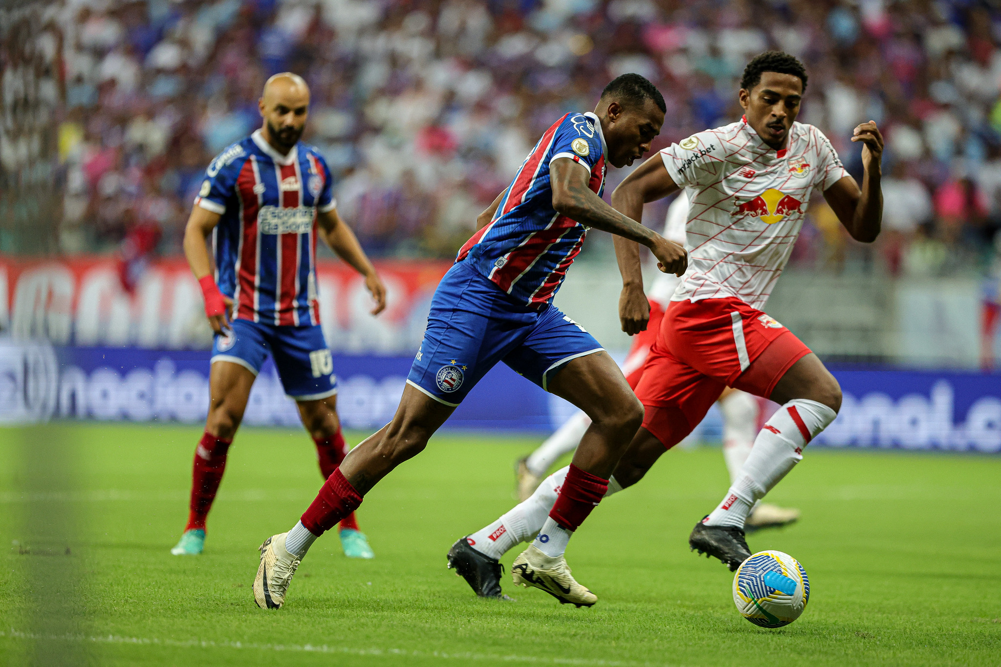 Descubra onde assistir o jogo do Bahia contra o Bragantino neste domingo