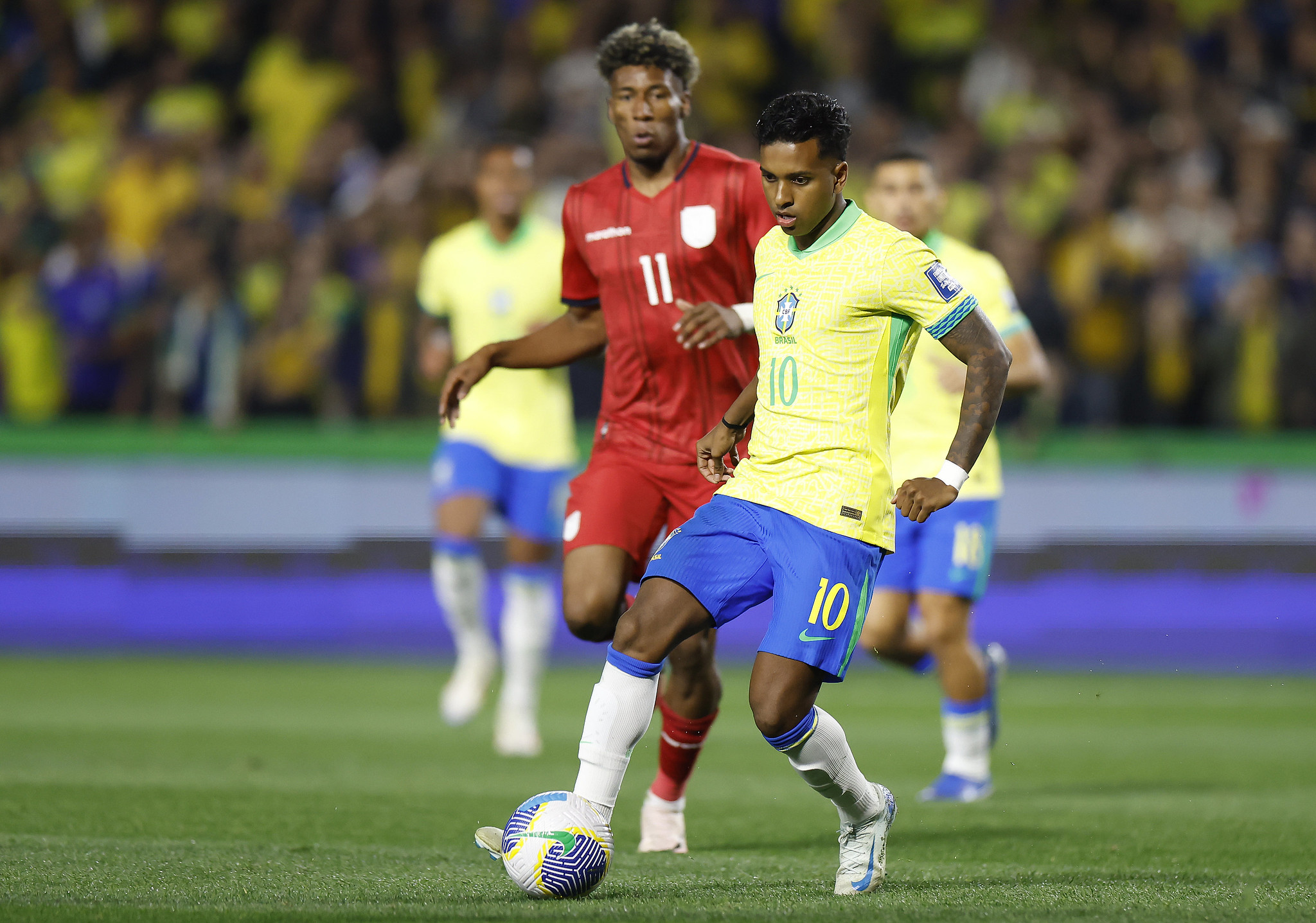 Brasil joga mal, é vaiado, mas vence Equador em Curitiba