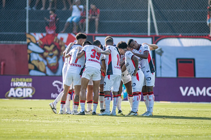 Vitória em Alta: Jogadores mostram humildade em luta contra o rebaixamento!