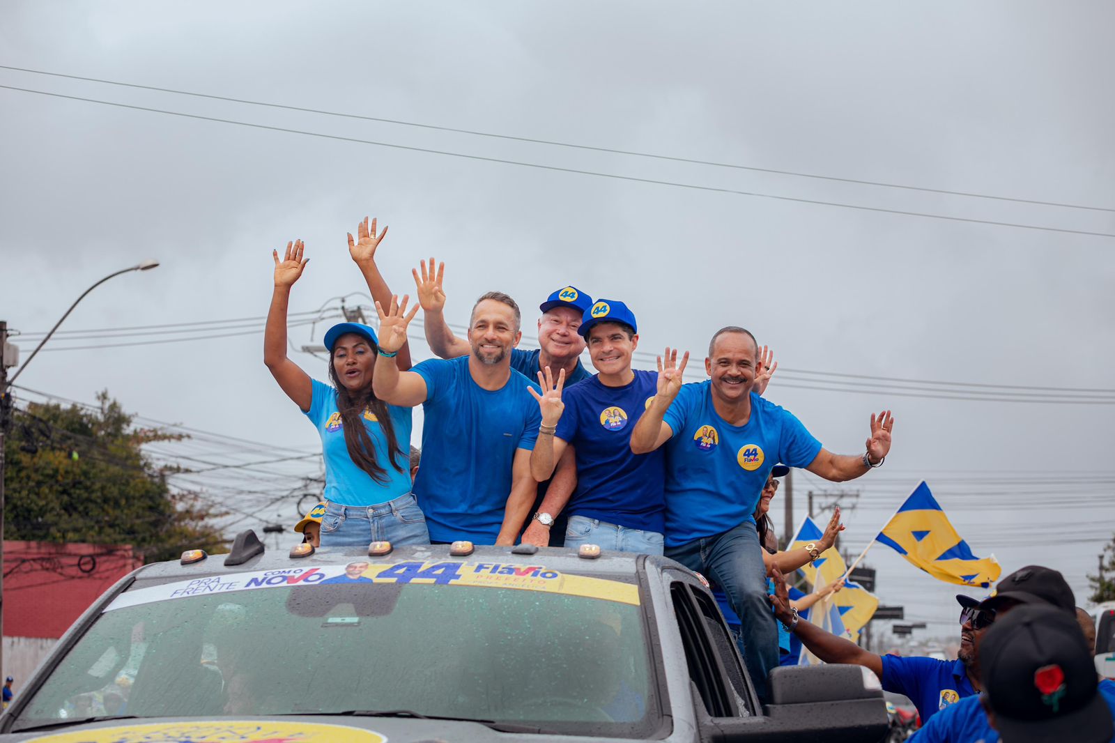 Ao lado de ACM Neto, Flávio realiza carreata nas ruas de Camaçari