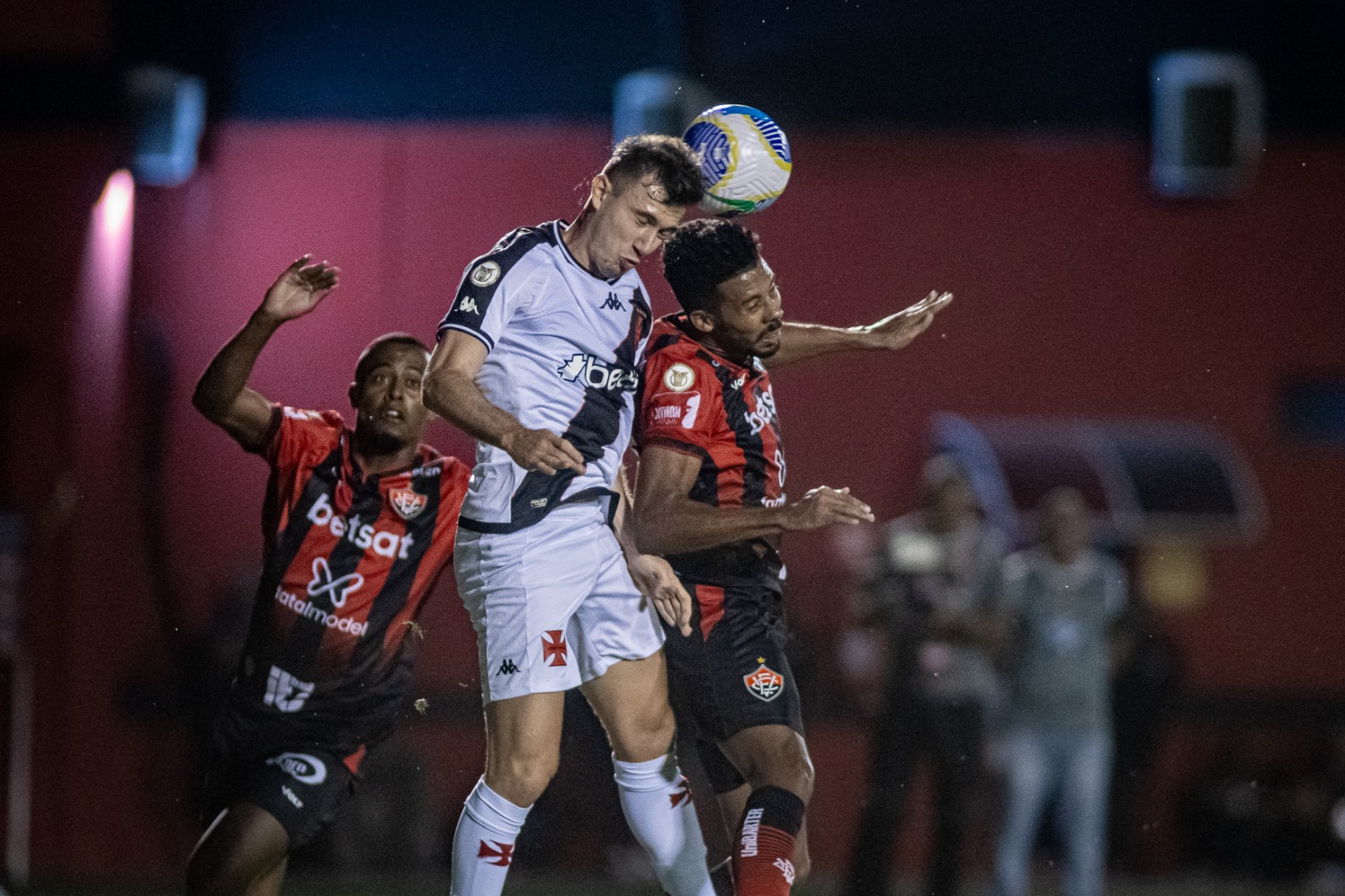 Vitória não aproveita chances, é derrotado pelo Vasco no Barradão e se complica no Brasileiro