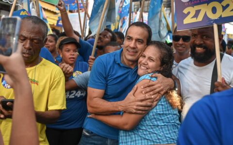 Imagem do post Bruno Reis faz caminhada em Itapuã e cita obras de drenagem que planeja realizar na região