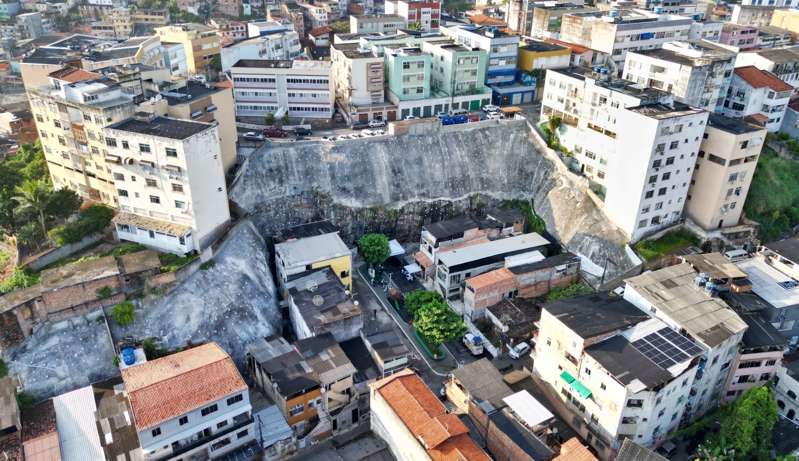 Jerônimo entrega contenção de encosta e autoriza novas obras em Salvador