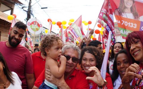 Imagem do post Luiz Caetano mobiliza milhares de eleitores nos desfiles da Independência em Camaçari