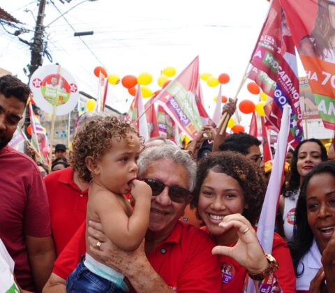 Imagem do post Luiz Caetano mobiliza milhares de eleitores nos desfiles da Independência em Camaçari