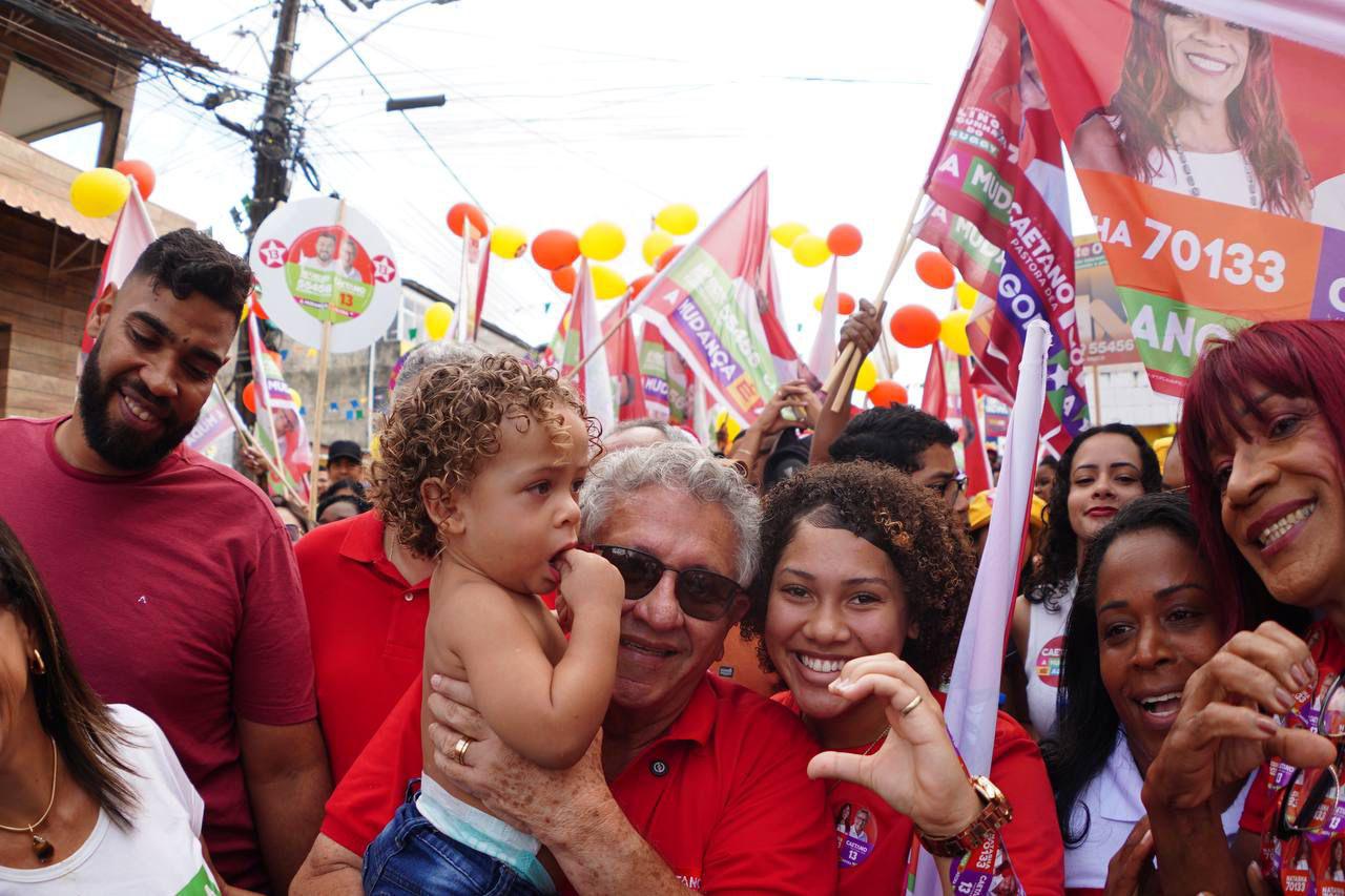 Luiz Caetano mobiliza milhares de eleitores nos desfiles da Independência em Camaçari