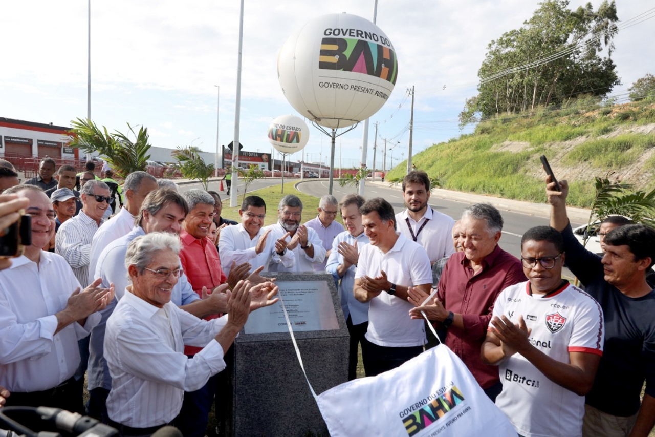 Jerônimo entrega duplicação de rua de acesso ao Barradão