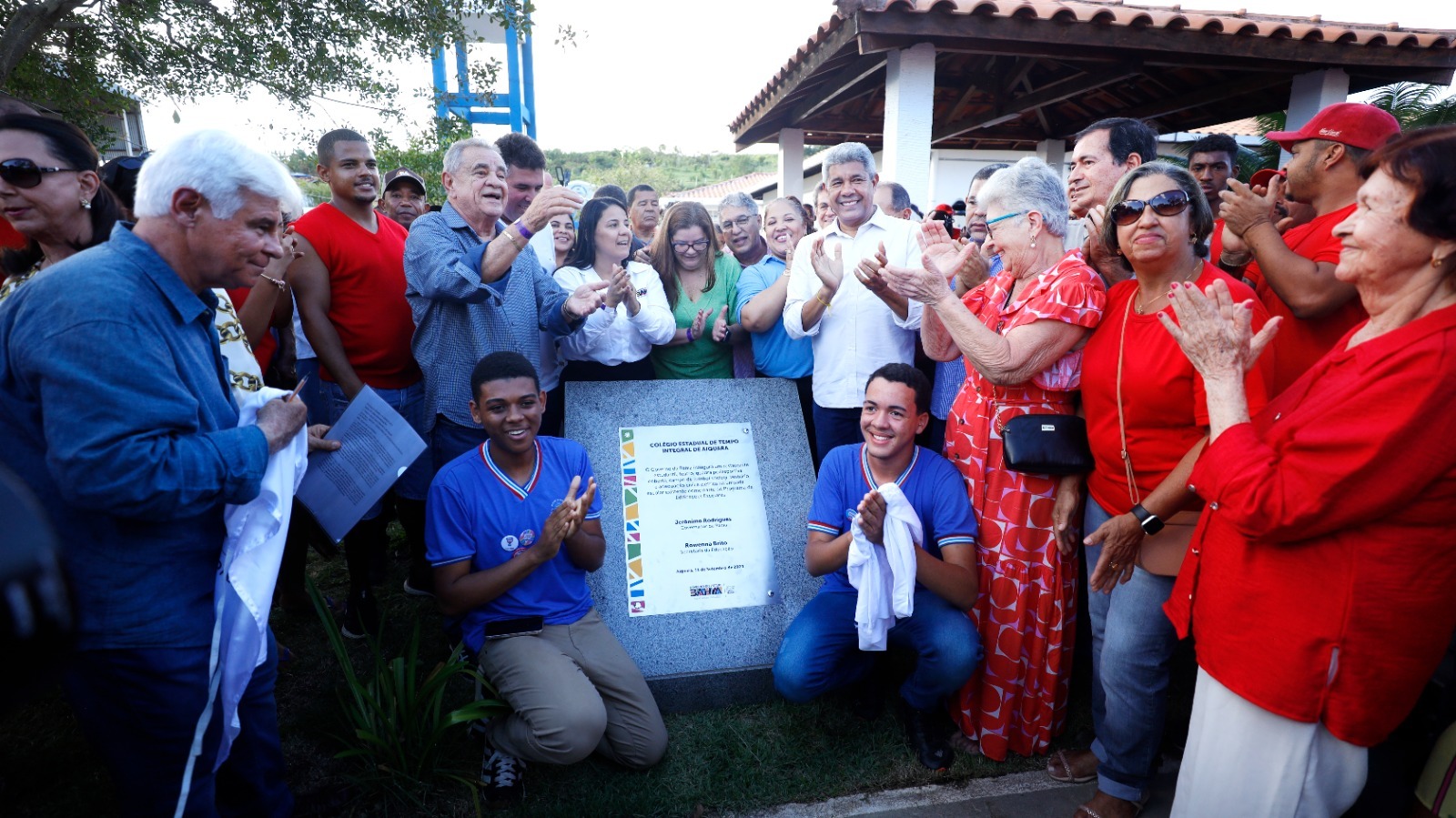 Jerônimo entrega escola de tempo integral e sistema de abastecimento de água em sua cidade natal