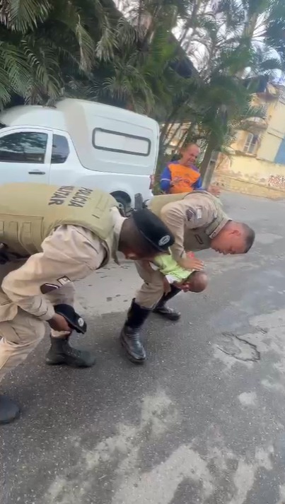 PM salva a vida de bebê engasgado em Salvador