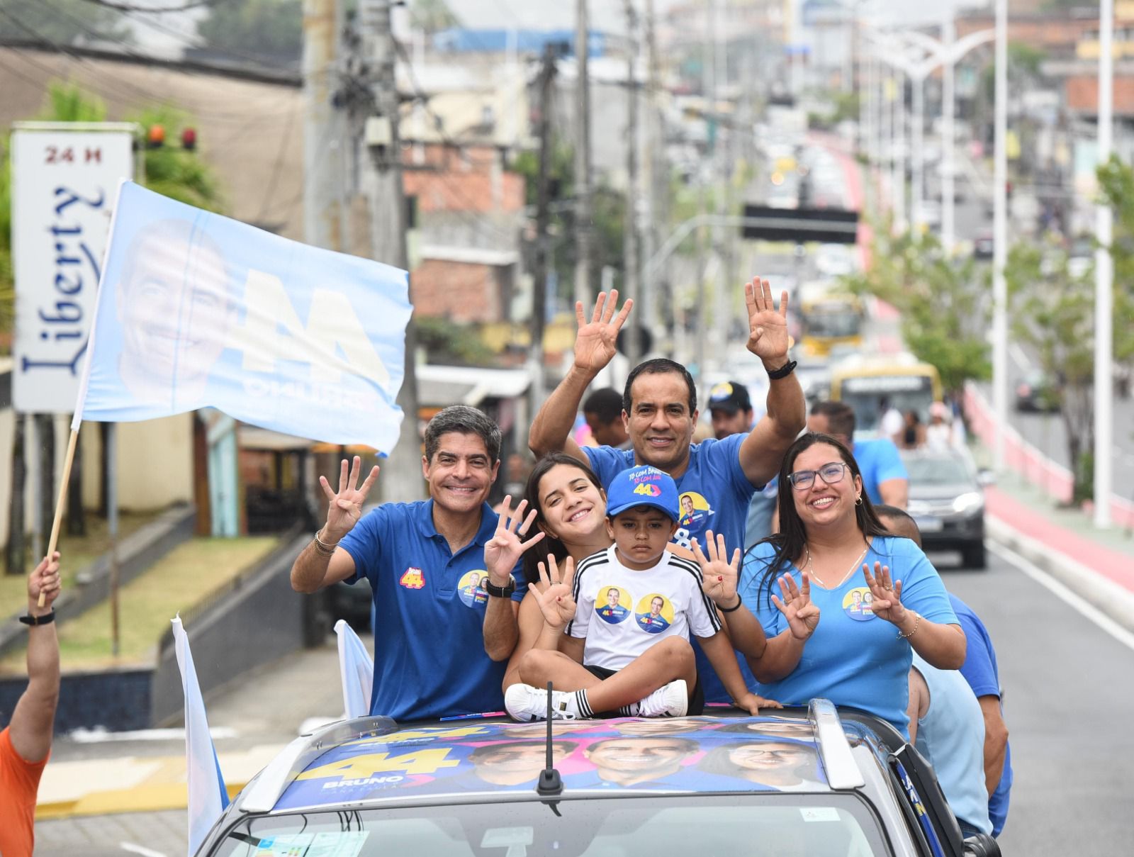 Bruno Reis faz carreata na Suburbana e exalta obras que “mudaram a cara” da região