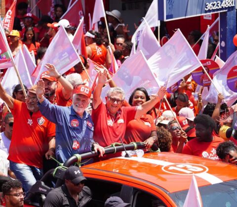 Imagem do post Luiz Caetano e Jaques Wagner arrastam multidão para caminhada em Abrantes