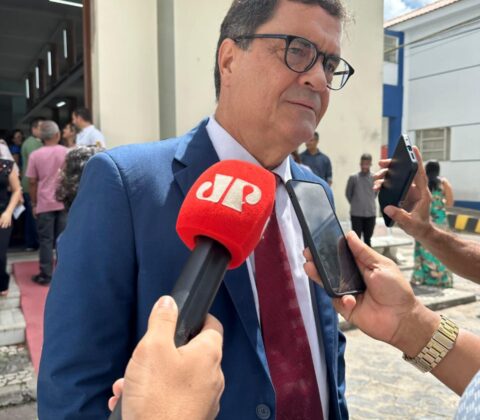 Imagem do post Angelo Almeida critica “tanto faz” de Zé Ronaldo na disputa eleitoral em Feira