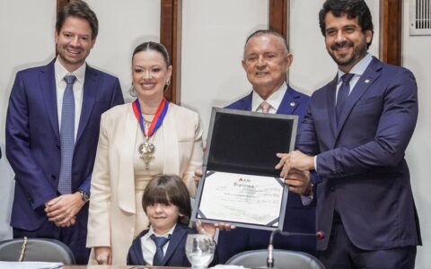Imagem do post Isabela Suarez recebe Comenda 2 de Julho em solenidade cheia de autoridades