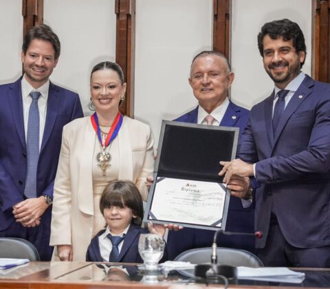 Imagem do post Isabela Suarez recebe Comenda 2 de Julho em solenidade cheia de autoridades