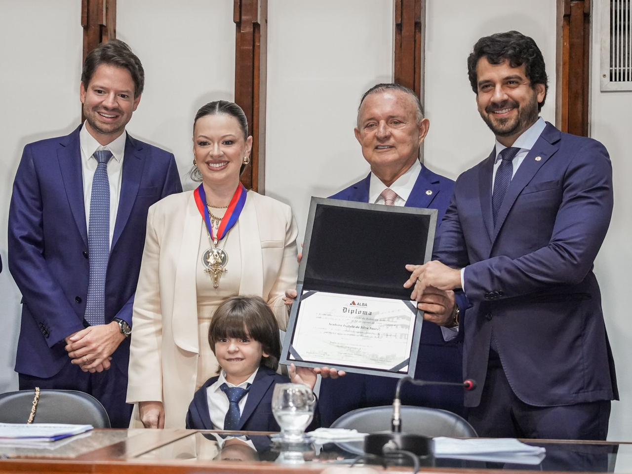 Isabela Suarez recebe Comenda 2 de Julho em solenidade cheia de autoridades