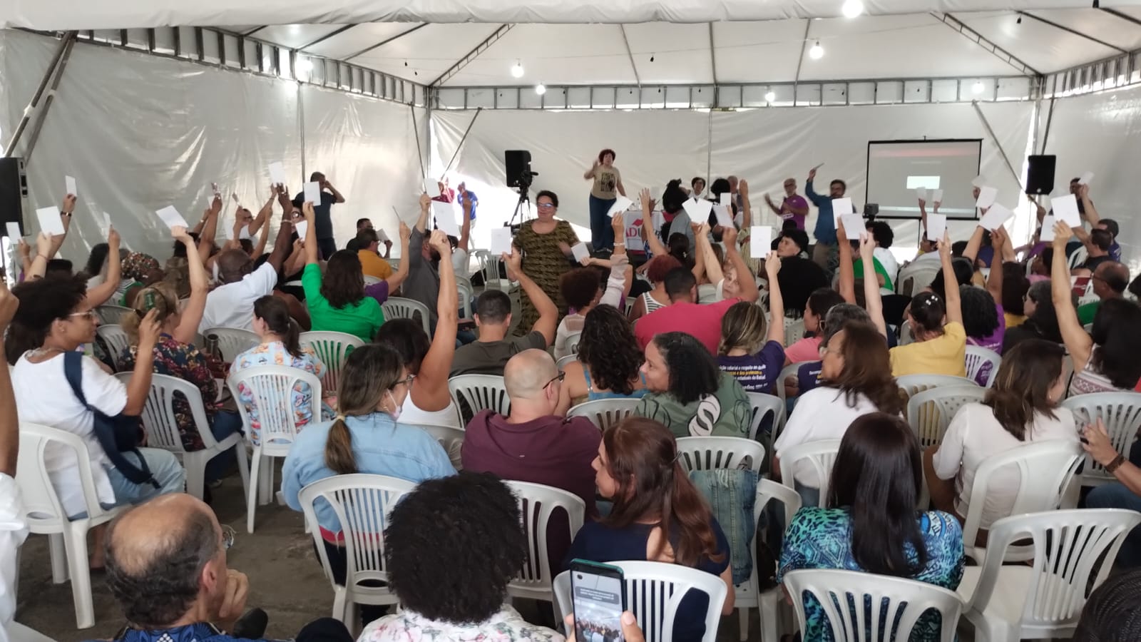 Professores da UNEB Aprovam Greve por Tempo Indeterminado